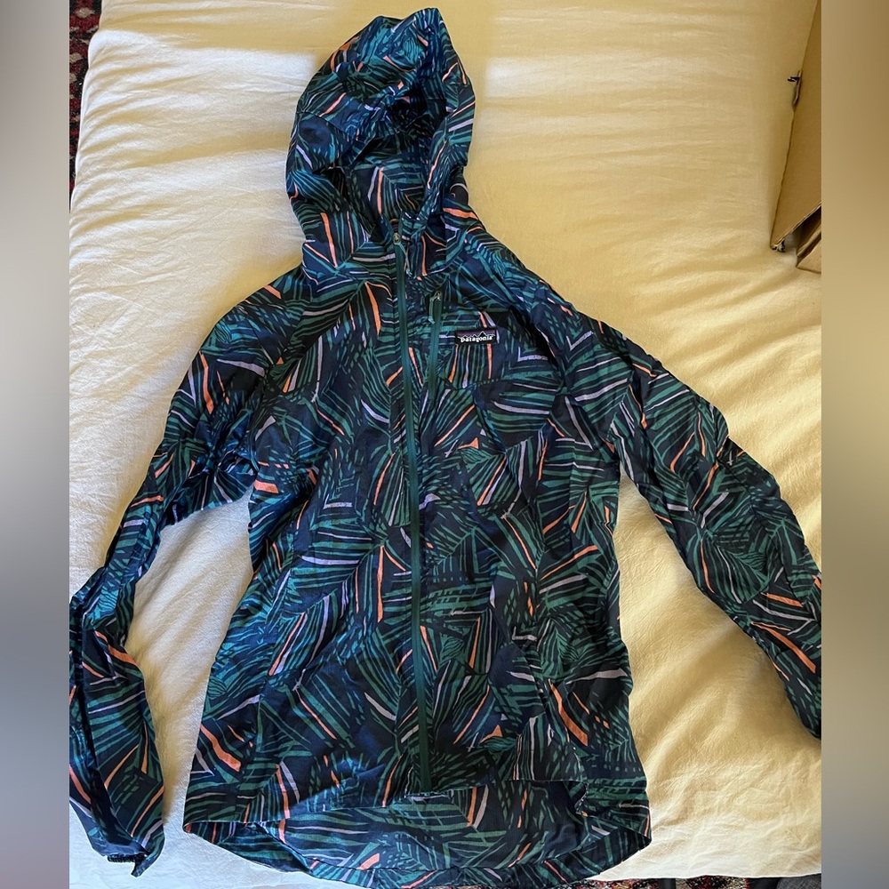 Medium Patagonia lightweight windbreaker